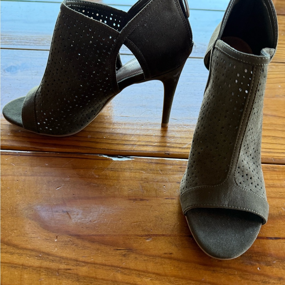Heels - Picture 4 of 7